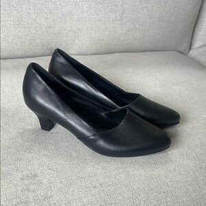 Trotters Black Classic Heels with Medium/kitten Height